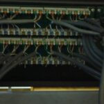 Cómo se realiza la identificación y etiquetado de los cables en una red eléctrica