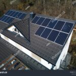 Qué avances hay en la instalación de sistemas de energía renovable en viviendas